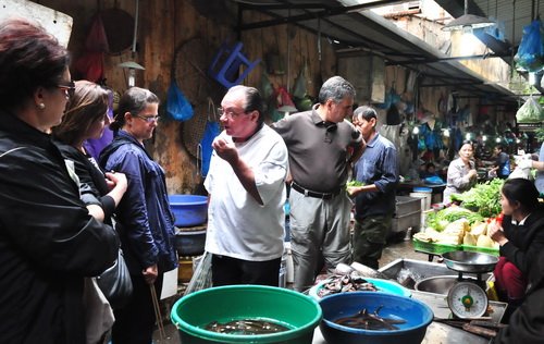 Ông Didier Corlou nhiệt tình giải thích với du khách về từng loại nguyên liệu, thực phẩm Việt Nam